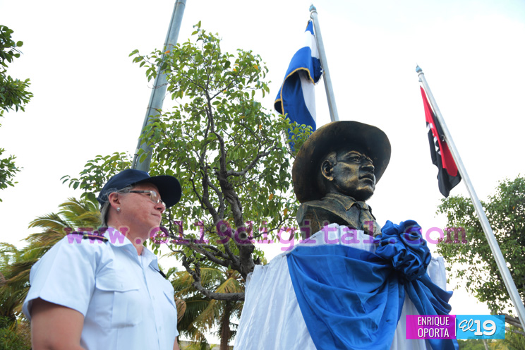 DGME devela bustos en honor al General Sandino y Rub&eacute;n Dar&iacute;o