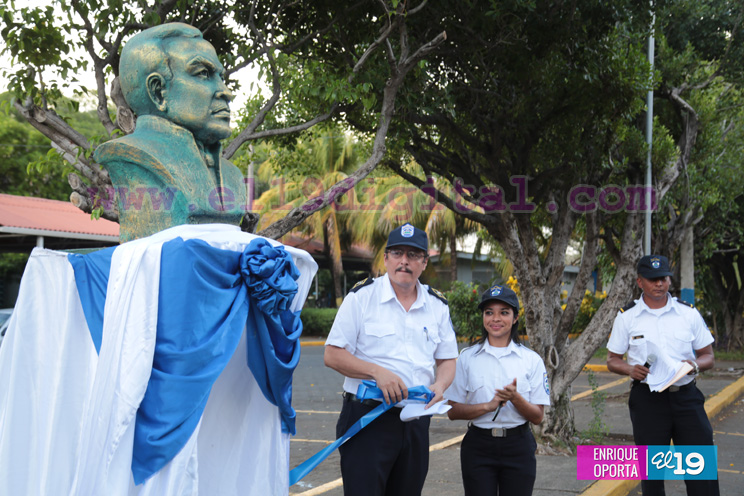 DGME devela bustos en honor al General Sandino y Rub&eacute;n Dar&iacute;o