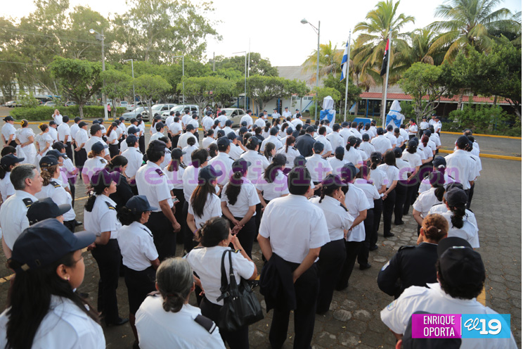 DGME devela bustos en honor al General Sandino y Rub&eacute;n Dar&iacute;o