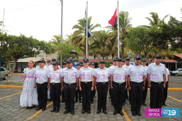 DGME devela bustos en honor al General Sandino y Rub&eacute;n Dar&iacute;o