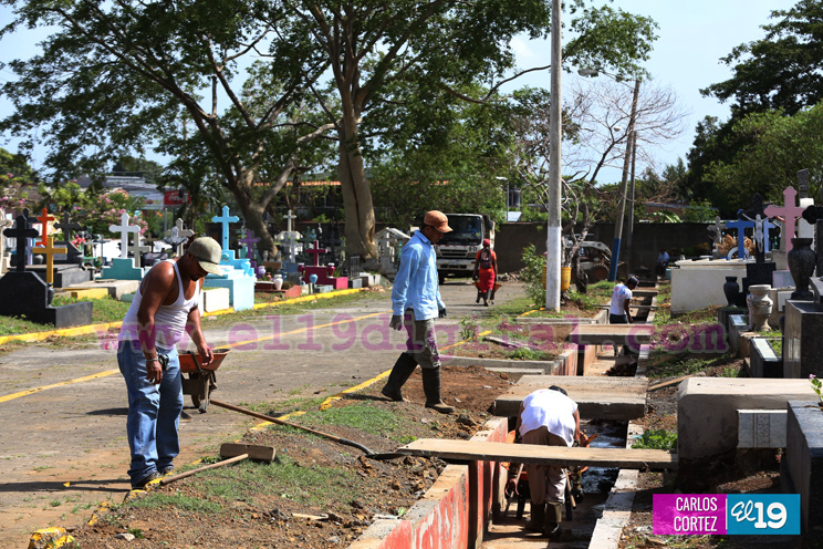 Alcald&iacute;a de Managua limpia cementerios de cara al D&iacute;a de las Madres