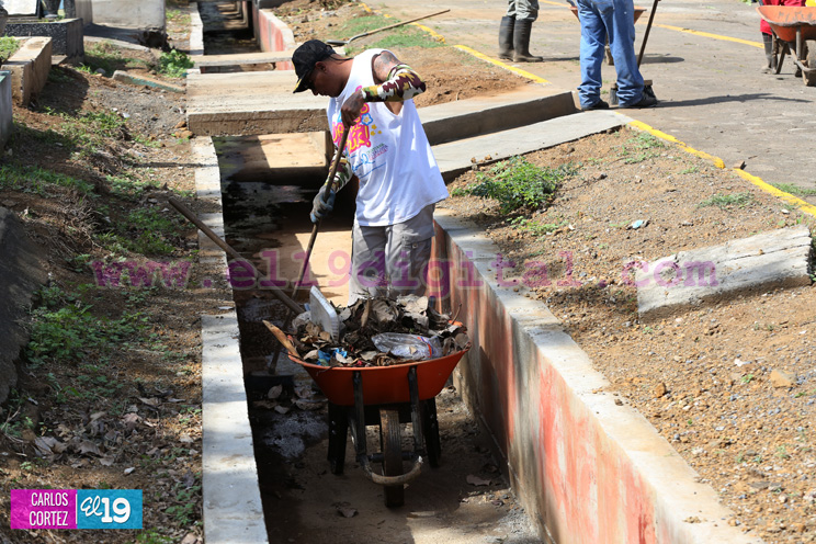 Alcald&iacute;a de Managua limpia cementerios de cara al D&iacute;a de las Madres