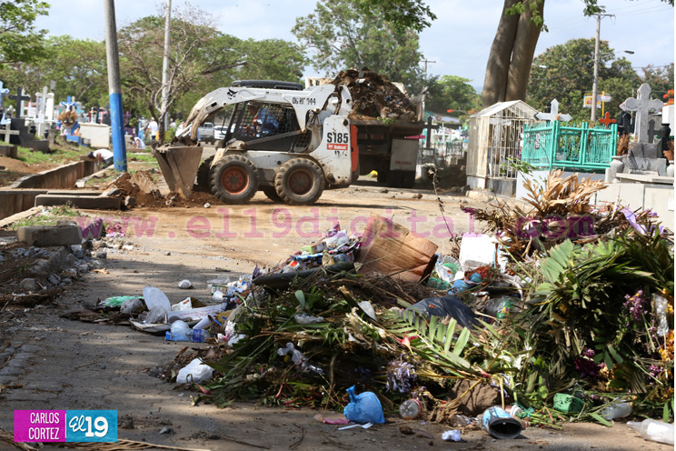 Alcald&iacute;a de Managua limpia cementerios de cara al D&iacute;a de las Madres