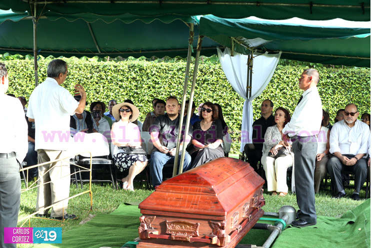Familiares y amigos dan el &uacute;ltimo adi&oacute;s al periodista Marcio Vargas