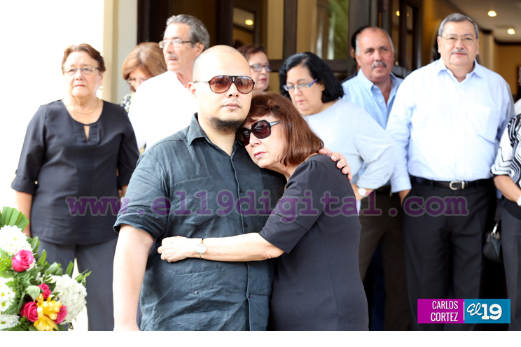 Familiares y amigos dan el &uacute;ltimo adi&oacute;s al periodista Marcio Vargas