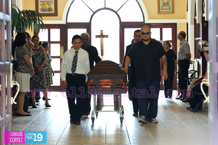 Familiares y amigos dan el &uacute;ltimo adi&oacute;s al periodista Marcio Vargas