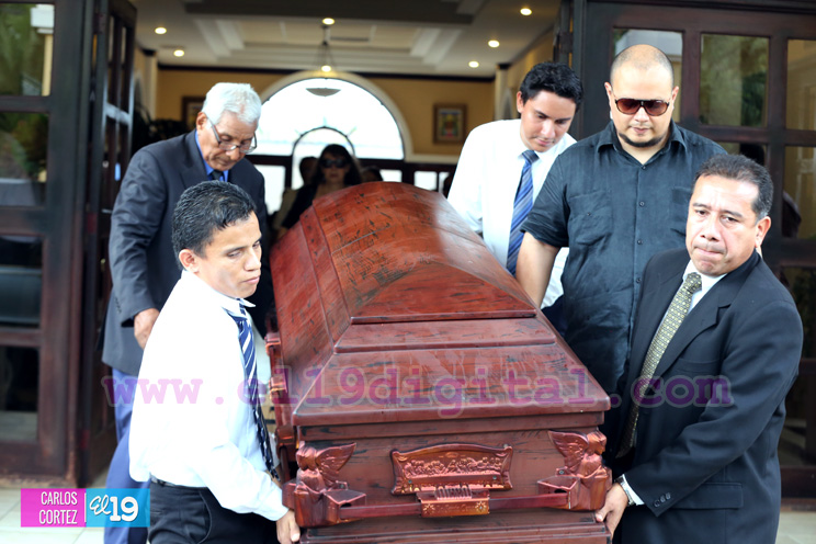 Familiares y amigos dan el &uacute;ltimo adi&oacute;s al periodista Marcio Vargas