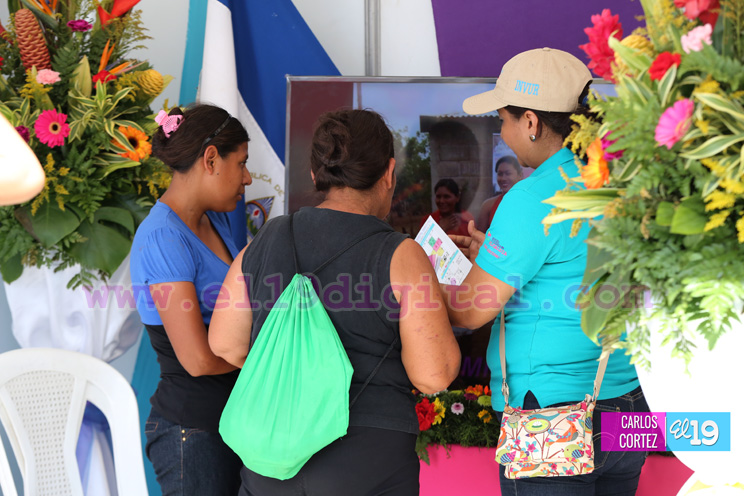 Familias visitan feria de la vivienda popular progresiva