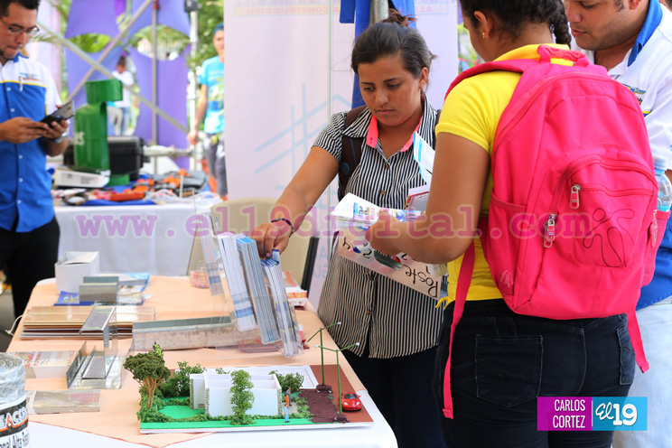 Familias visitan feria de la vivienda popular progresiva
