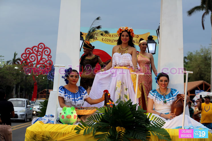 Carnaval en Honor a las Madres en la Avenida de Bol&iacute;var a Ch&aacute;vez