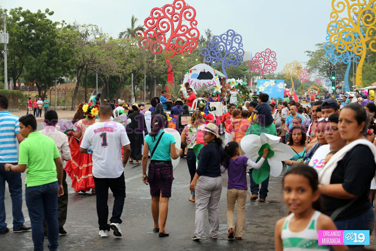 Carnaval en Honor a las Madres en la Avenida de Bol&iacute;var a Ch&aacute;vez