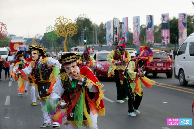 Carnaval en Honor a las Madres en la Avenida de Bol&iacute;var a Ch&aacute;vez