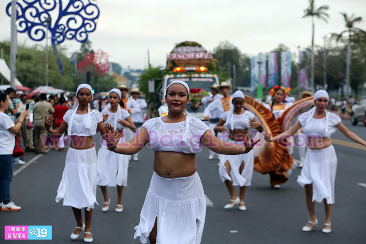 Carnaval en Honor a las Madres en la Avenida de Bol&iacute;var a Ch&aacute;vez