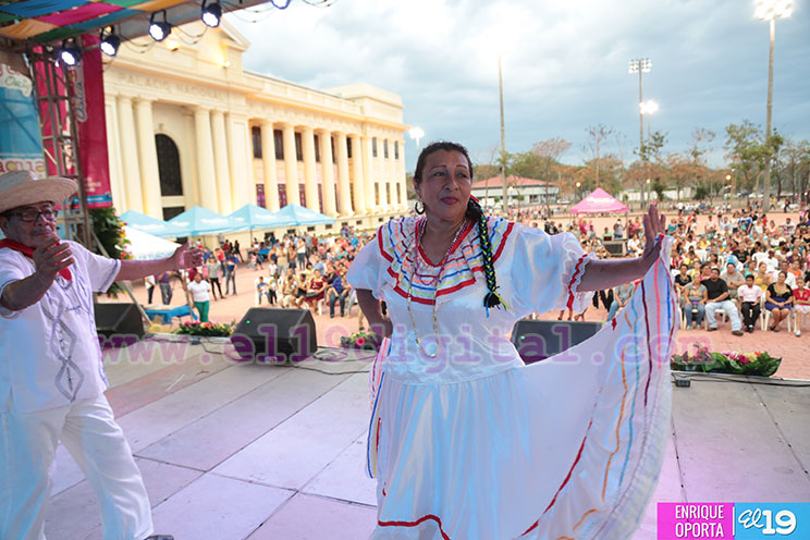Espectáculo cultural dedicado a las madres