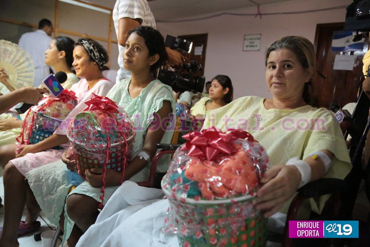 Entregan regalos a pacientes embarazadas del Hospital Bertha Calder&oacute;n