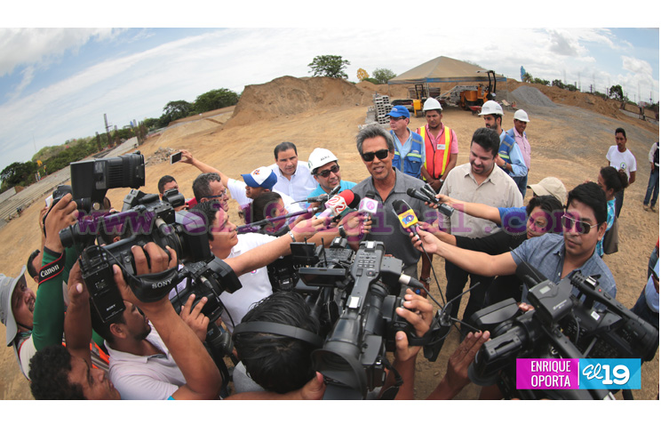Denis Mart&iacute;nez visita construcci&oacute;n de nuevo Estadio Nacional de B&eacute;isbol