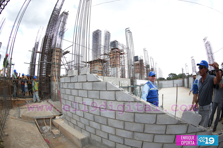 Denis Mart&iacute;nez visita construcci&oacute;n de nuevo Estadio Nacional de B&eacute;isbol
