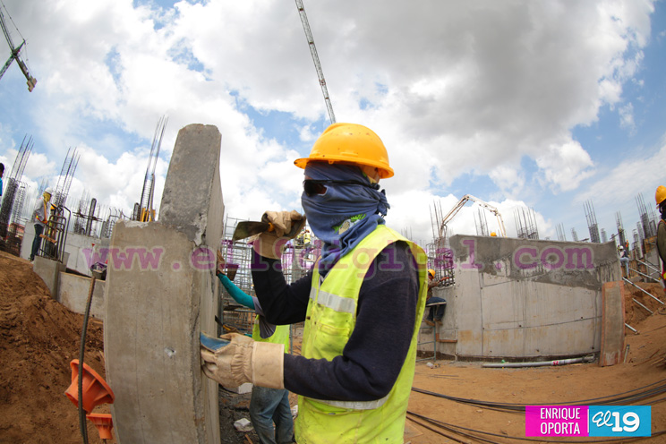 Denis Mart&iacute;nez visita construcci&oacute;n de nuevo Estadio Nacional de B&eacute;isbol