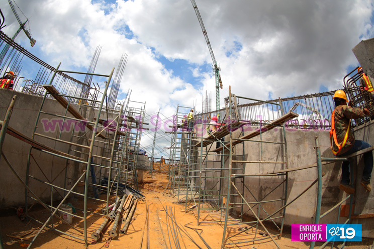 Denis Mart&iacute;nez visita construcci&oacute;n de nuevo Estadio Nacional de B&eacute;isbol
