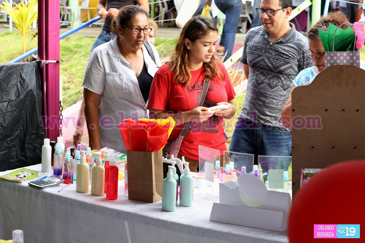 Artesanos y emprendedores presentan oferta de productos para regalarle a mam&aacute;