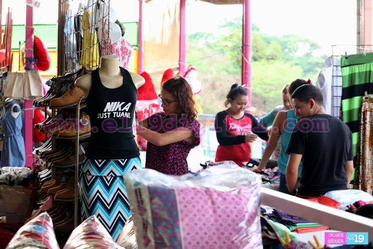 Artesanos y emprendedores presentan oferta de productos para regalarle a mam&aacute;