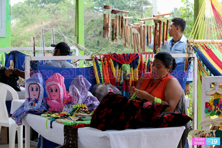 Artesanos y emprendedores presentan oferta de productos para regalarle a mam&aacute;