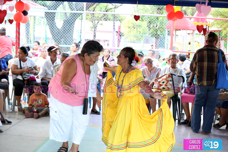 Madres del Distrito V protagonista de bonito homenaje de amor