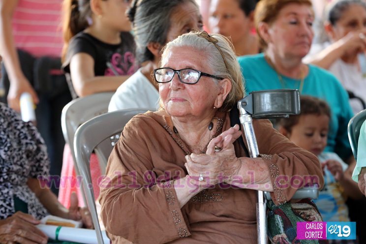 Madres del Distrito V protagonista de bonito homenaje de amor