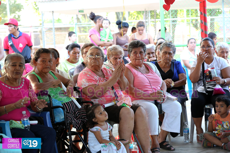 Madres del Distrito V protagonista de bonito homenaje de amor