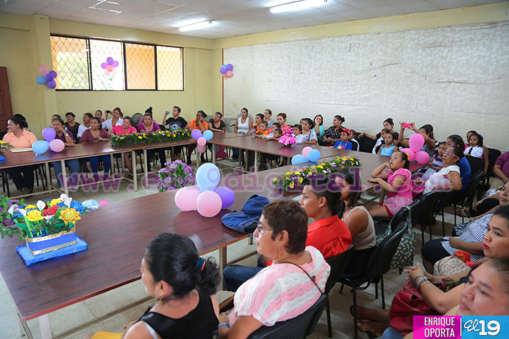 Festejan a madres docentes del Distrito I