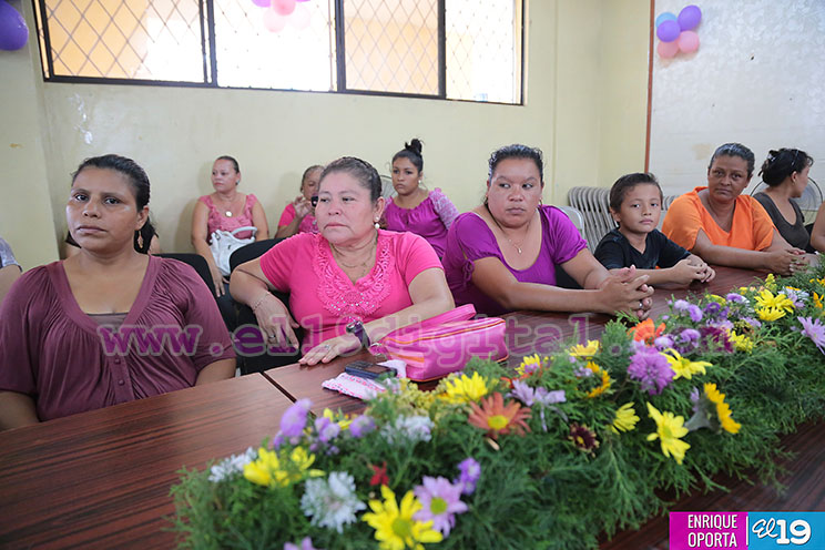 Festejan a madres docentes del Distrito I