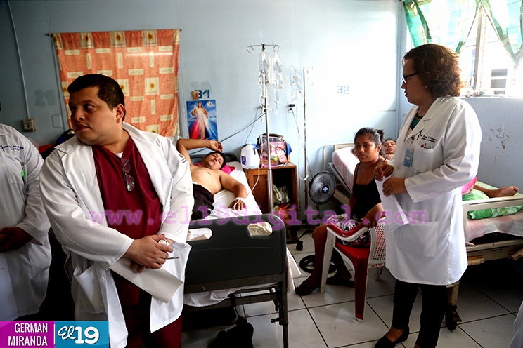 Personal médico conversa con familiares y pacientes del Hospital Antonio Lenín Fonseca