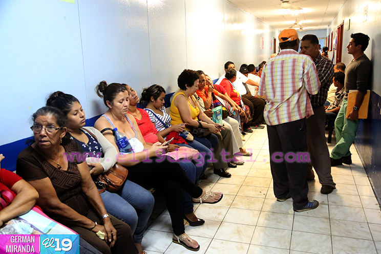 Personal médico conversa con familiares y pacientes del Hospital Antonio Lenín Fonseca
