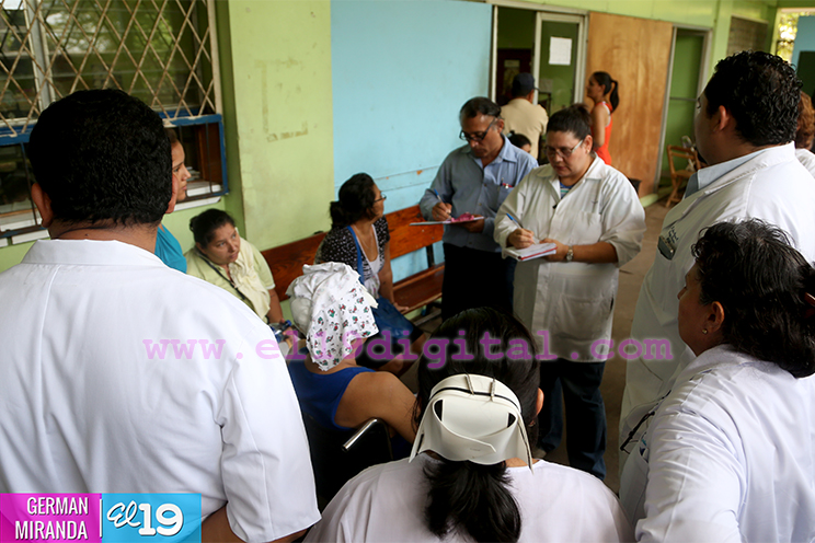 Personal médico conversa con familiares y pacientes del Hospital Antonio Lenín Fonseca