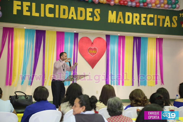 Secretar&iacute;a de la Presidencia festeja a las madrecitas