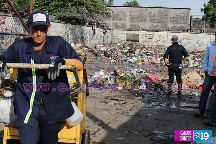 Autoridades municipales y comerciantes del Oriental abordan problema de la basura