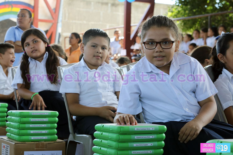 Estudiantes de Ciudad Sandino reciben computadoras para reforzar su aprendizaje