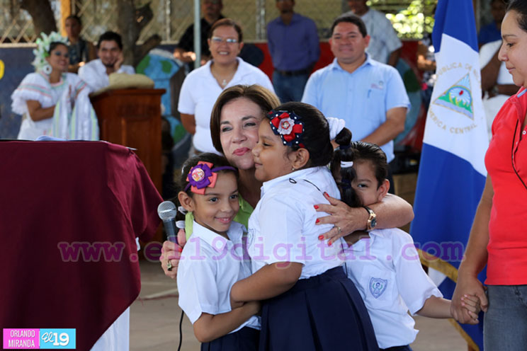 Estudiantes de Ciudad Sandino reciben computadoras para reforzar su aprendizaje