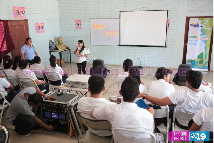 Estudiantes del Instituto Ram&iacute;rez Goyena disfrutan de temporada de cine ambiental