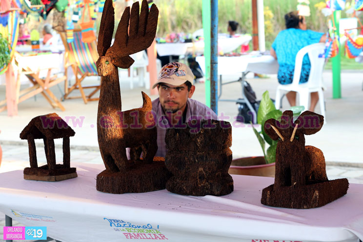 Artesanos de la madera exponen su arte en el Parque Nacional de Ferias