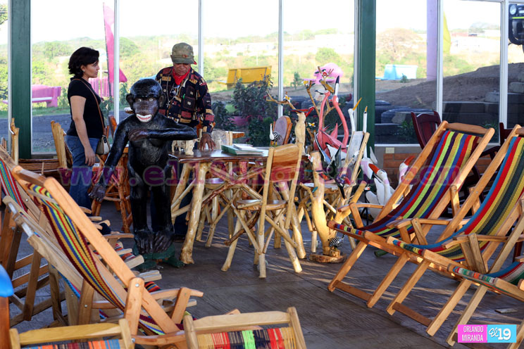 Artesanos de la madera exponen su arte en el Parque Nacional de Ferias