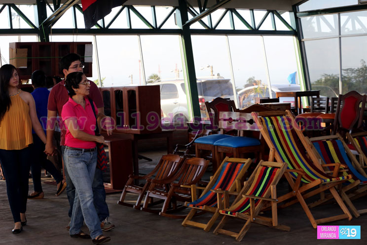 Artesanos de la madera exponen su arte en el Parque Nacional de Ferias