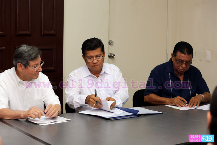 Firman contratos para construcci&oacute;n de carretera Mulukuk&uacute;-Siuna