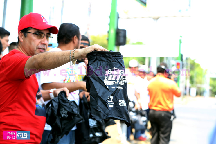 Entregan bolsos ecol&oacute;gicos a conductores para promover una capital limpia