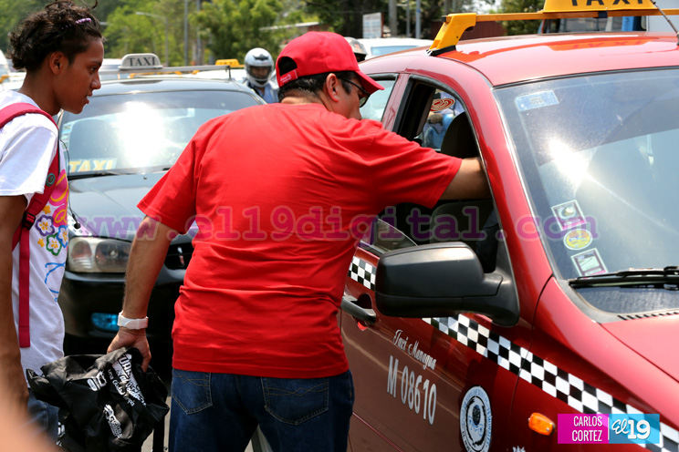 Entregan bolsos ecol&oacute;gicos a conductores para promover una capital limpia