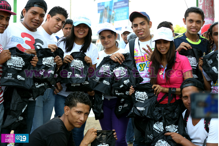 Entregan bolsos ecol&oacute;gicos a conductores para promover una capital limpia