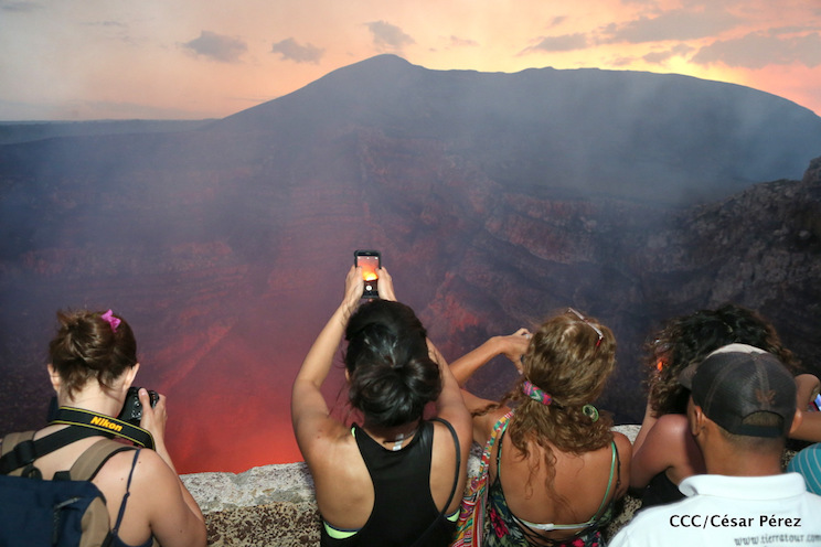 El impresionante lago de lava del Volc&aacute;n Masaya