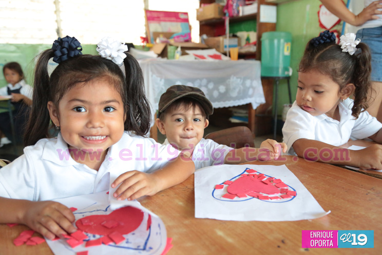 Ni&ntilde;os del colegio Santa Rosa inician preparativos para festividades del D&iacute;a de las Madres