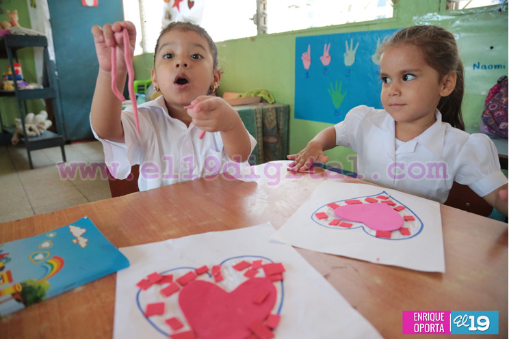 Ni&ntilde;os del colegio Santa Rosa inician preparativos para festividades del D&iacute;a de las Madres