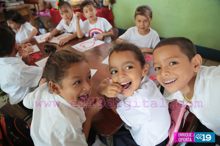 Ni&ntilde;os del colegio Santa Rosa inician preparativos para festividades del D&iacute;a de las Madres